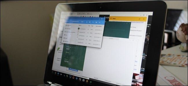 Kaip pritvirtinti ir pritvirtinti „Windows“ prie „Chrome“ OS ekrano šonų