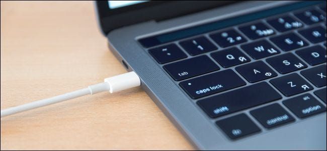 Cavo USB Type-C Thunderbolt collegato a un MacBook.