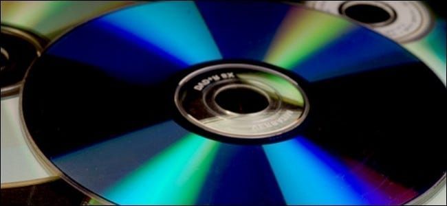 Por que CDs e DVDs adicionam dados do centro para fora?