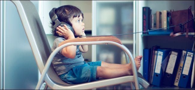 Zašto bi vaša djeca trebala koristiti slušalice za ograničavanje glasnoće