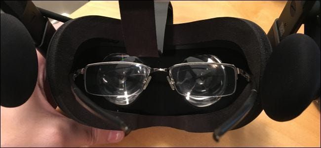 Puoi indossare gli occhiali con un auricolare Oculus Rift o HTC Vive?
