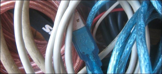 Kodėl panašiuose įrenginiuose naudojami kryžminiai kabeliai, o ne tiesūs?