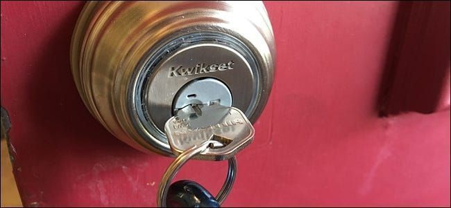 Πώς να πληκτρολογήσετε ξανά την κλειδαριά SmartKey Kwikset στο προηγούμενο κλειδί σας