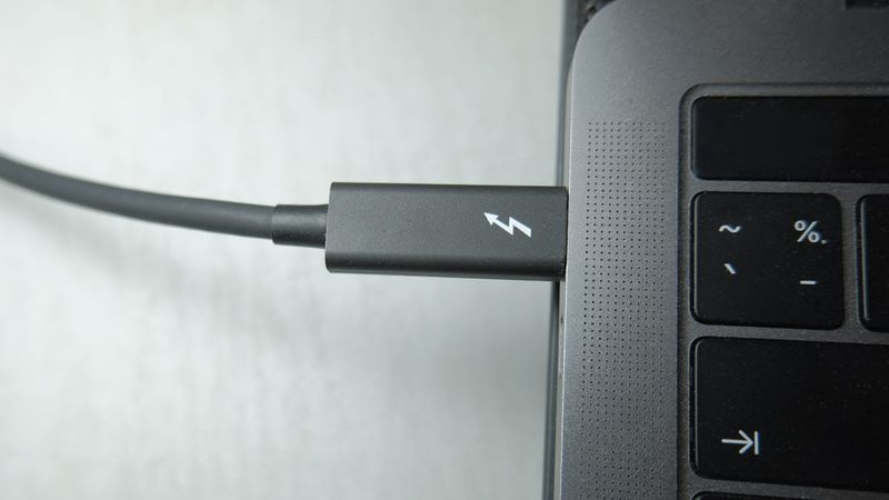 تھنڈربولٹ 3 USB-C پورٹ کنکشن پاور سپلائی
