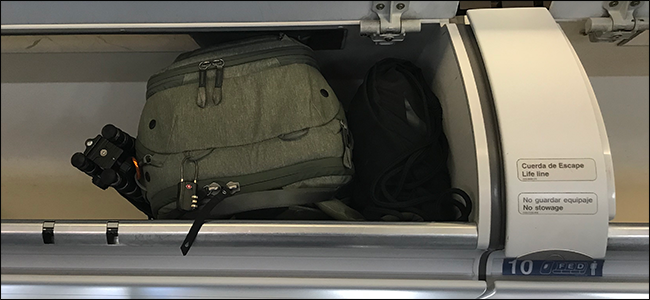 Es pot portar un trípode de càmera com a maleta de mà en un avió?