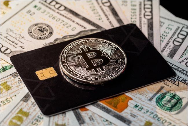Token Bitcoin fizikal di atas kad kredit terletak pada bil 0.