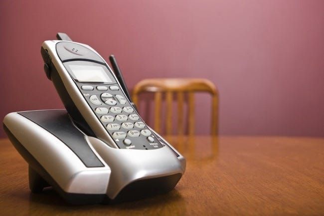 Telefon Tanpa Kord Di Atas Meja Dengan Kerusi