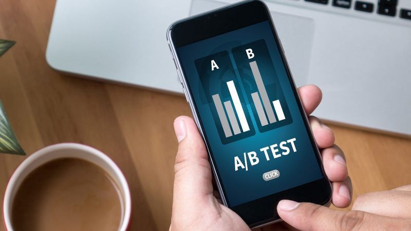 Test A/B su uno smartphone di persona