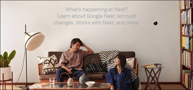 Zwei Personen in einem Wohnzimmer mit einem Nest im Hintergrund und den Worten