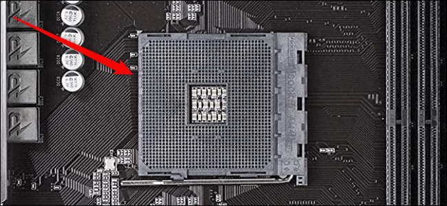 Gambar dekat soket CPU pada papan serasi AMD.