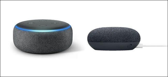 Un Echo de 3.ª generación con anillo de luz azul, junto a un Google Nest Mini con cable de alimentación blanco.