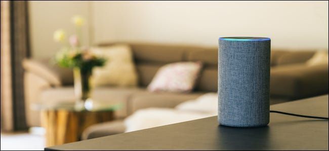Amazon Echo Smart Speaker in einem Wohnzimmer