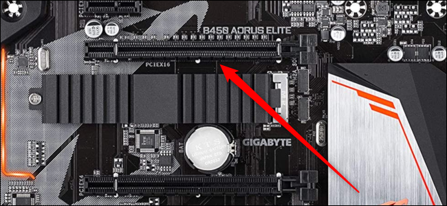 Gambar dekat slot PCIe x16 dengan anak panah merah menunjuk kepadanya.