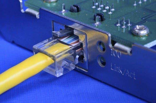 Ethernet-Kabel auf dem Netzwerkkartenkonzept von Kommunikation und Internet