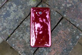Una mirada más cercana al HTC U11 Solar Red: el teléfono con mejor aspecto de 2017
