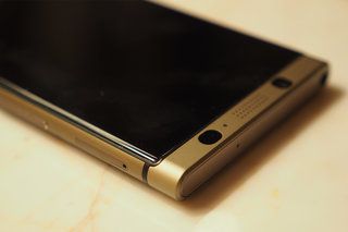 To je BlackBerry KeyOne Bronze: dvojna SIM-kartica BB v staljeni bronasto-zlati barvi