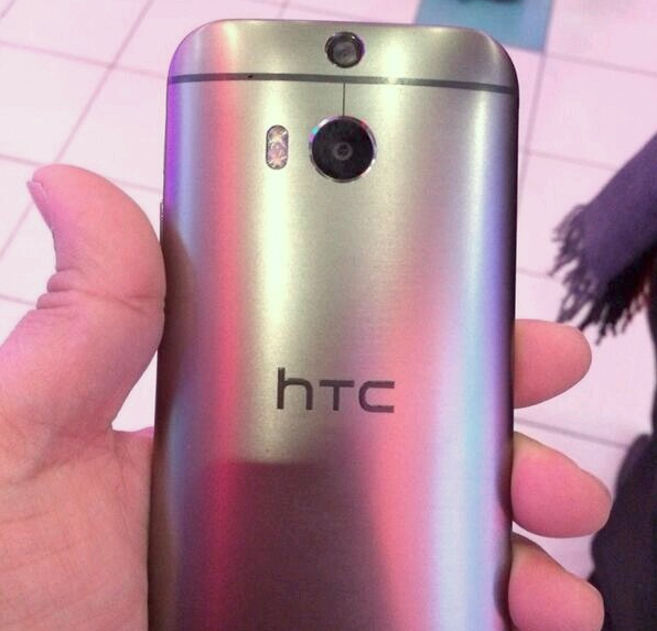Är detta HTC M8 mini i metallic med en 4,5-tums skärm?