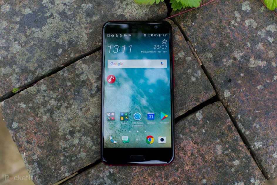 „HTC U11 Plus“ parodyta permatomos juodos spalvos apdaila