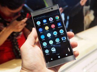 Paunang pagsusuri ng Sony Xperia XA2: 23 megapixel na larawan kasama ang napakalaking mga selfie