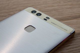 smartphony se dvěma trojitými čtyřmi fotoaparáty, historie sahající až k obrázku Samsung Galaxy S10 5