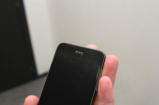 HTC One V pildid ja käed-külge