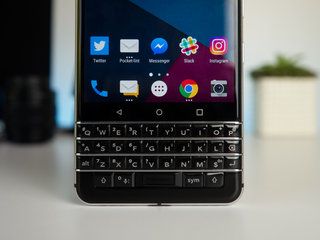 obrázek recenze blackberry keyone 2