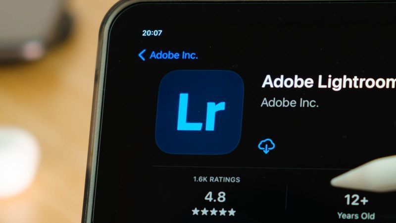 Adobe Lightroom lietotne, kas parādīta planšetdatorā