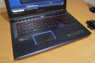 Acer Predator Helios500レビューゲーミングノートパソコンの写真からの分厚いモンスター17