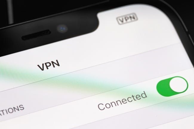 Penunjuk sambungan VPN pada iPhone.