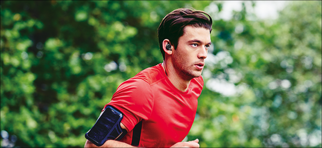 Мъж, бягащ с включени Bluetooth слушалки.