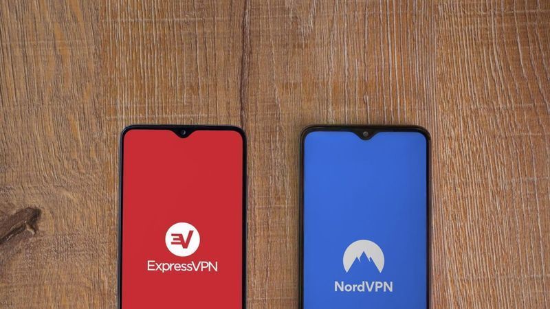 Mga logo ng ExpressVPN at NordVPN sa mga smartphone.