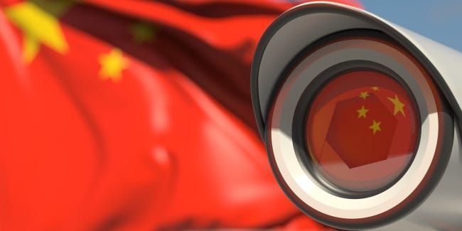 ينعكس العلم الصيني في كاميرا مراقبة.