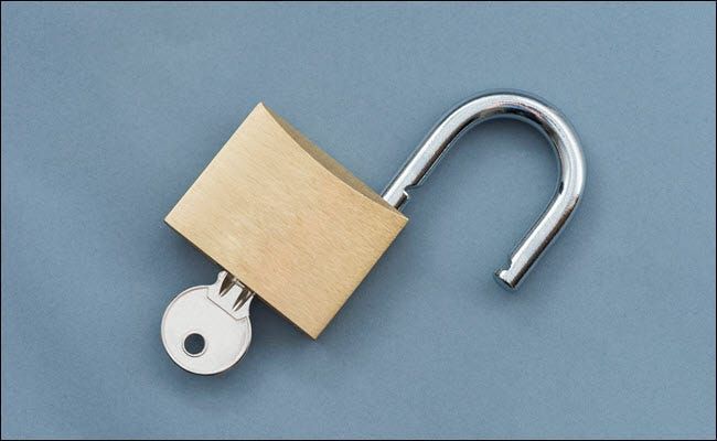 Sebuah gembok terbuka dengan kunci dimasukkan.