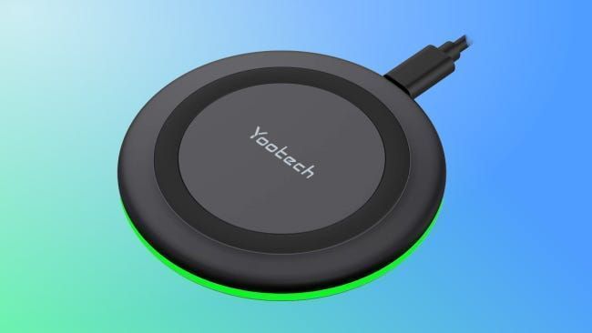 Yootech wireless charger sa berde at asul na background