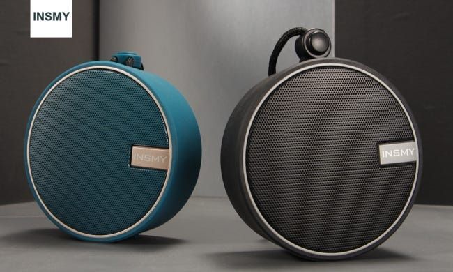 dalawang bluetooth speaker sa mesa