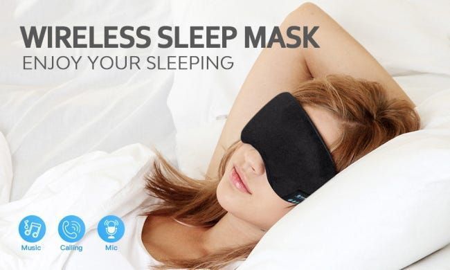 жена користи маску за спавање у кревету