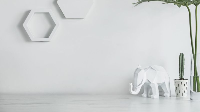бели слон са другим предметима на столу