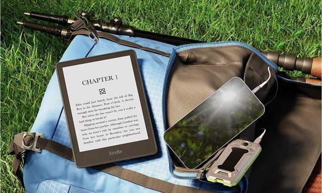 Kindle Paperwhite di luar pada beg galas