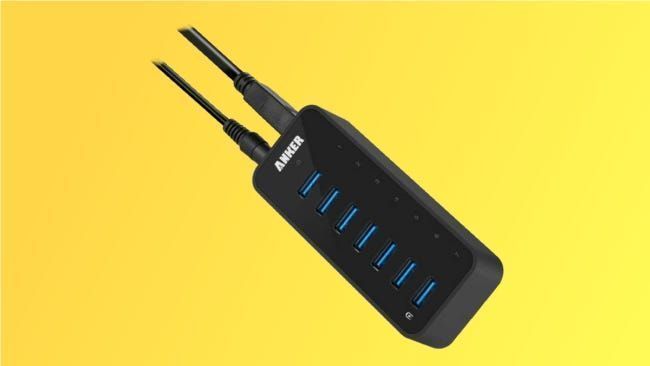Anker USB Hub على خلفية صفراء