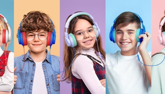 lapset, joilla on iClever-kuulokkeet
