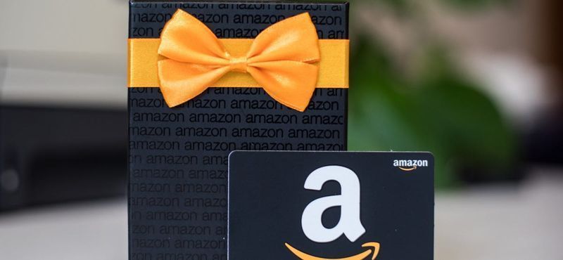 Un paquete envuelto y una tarjeta de regalo de Amazon.