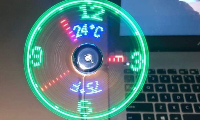Kello-LED-tuuletin käytössä kannettavassa tietokoneessa