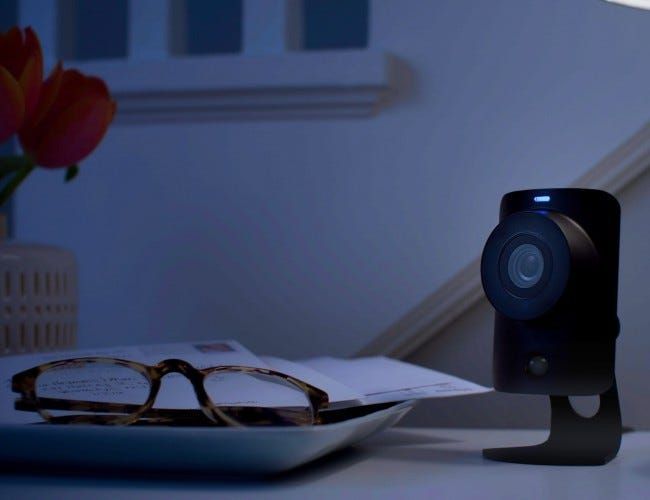 Kamera neben Brille auf dem Tisch in der Nacht