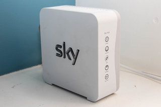 images sky hub haut débit sky et mains sur l