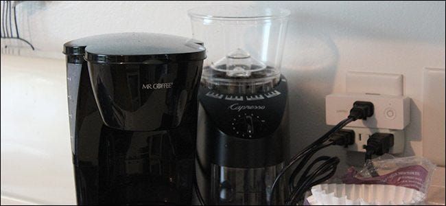kafijas automāts ir pievienots viedajam kontaktdakšai