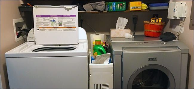veļas mazgājamā mašīna un žāvētājs ir pievienoti viedajiem kontaktligzdām