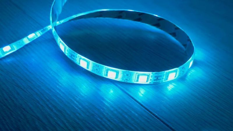 Πώς να ελέγξετε τα φώτα ταινίας LED με την Alexa