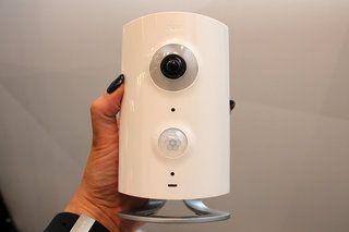 Le système de caméra piper nv smarthome ne voit pas seulement les cambrioleurs, il les effraie les mains sur l