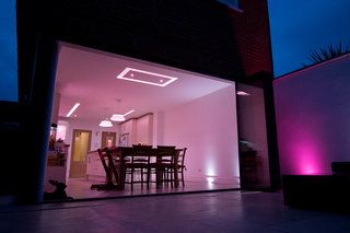 El sistema complet Philips Hue revisa una llum brillant a la imatge de la casa intel·ligent 1