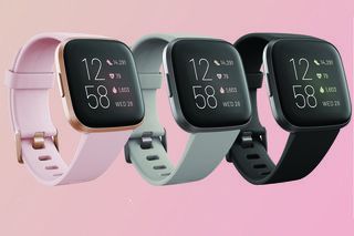O smartwatch Fitbit Versa 2 tem Alexa integrada para que você possa perguntar quantas calorias tem um abacate